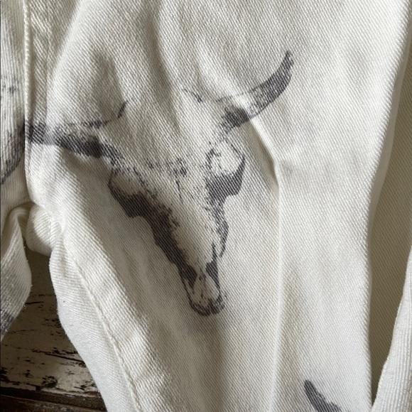 Chic White Flared Pants with Bull Skull Print - Picture 3 of 3